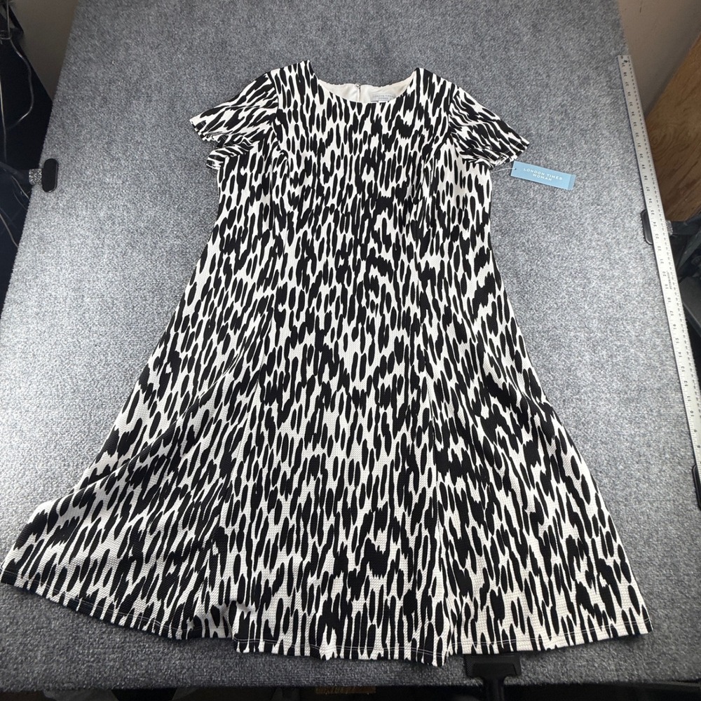 London Times Woman 16W Black White Abstract Animal Print Fit Flare Dress NWT